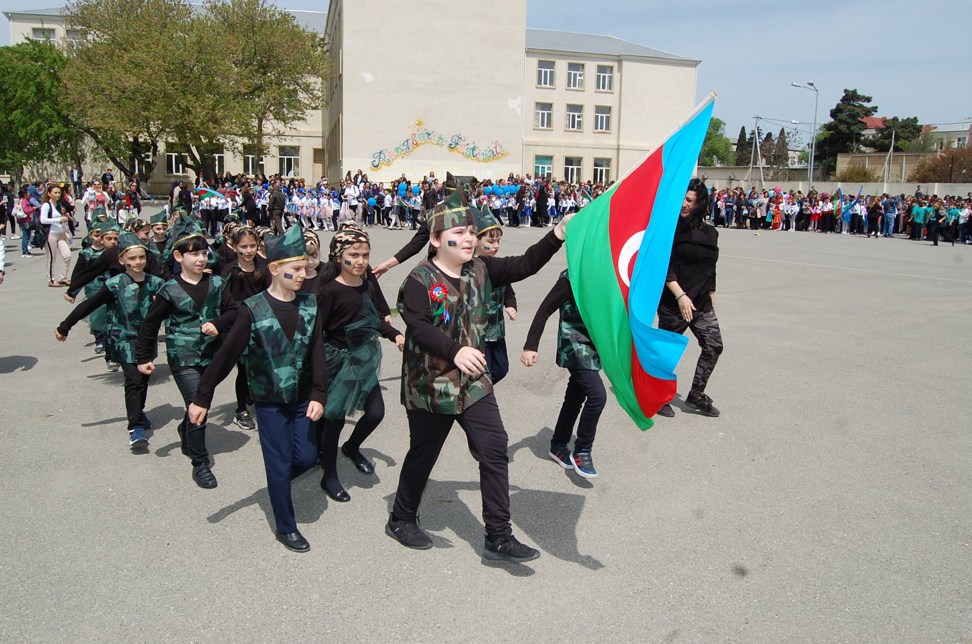 Школьное праздничное шествие на 9 мая. 2019. Баку